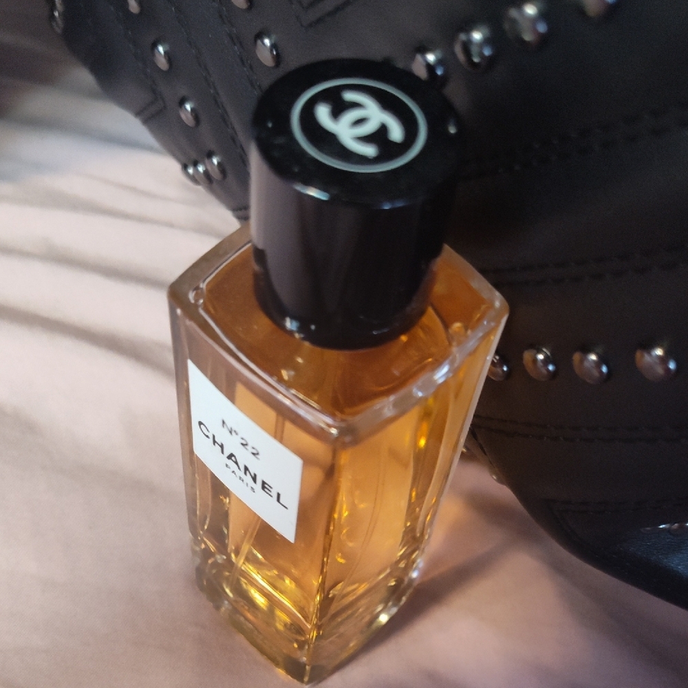CHANEL N°22 with Black Cap and Clear Bottle - Picture 2 of 4